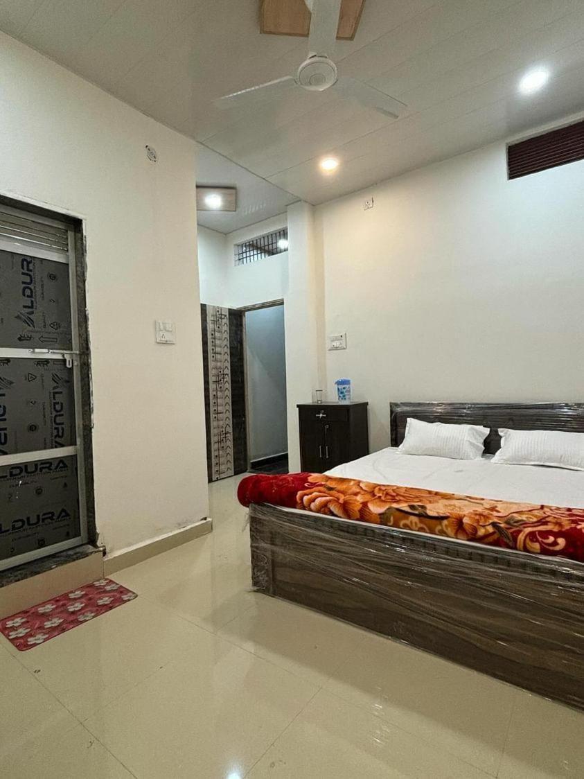 Madhuri Guest House Varanasi Exterior photo