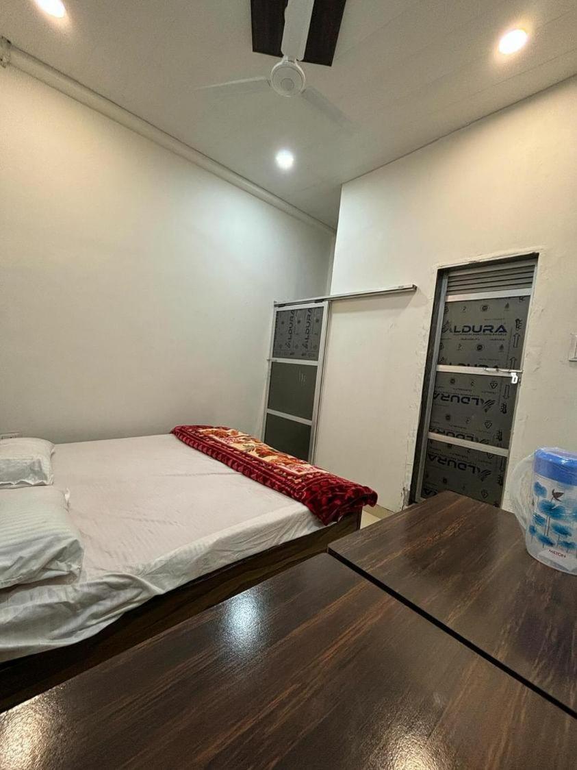 Madhuri Guest House Varanasi Exterior photo