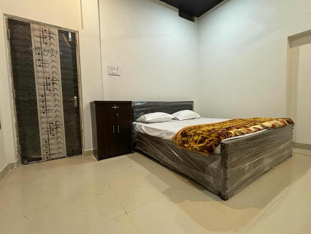 Madhuri Guest House Varanasi Exterior photo
