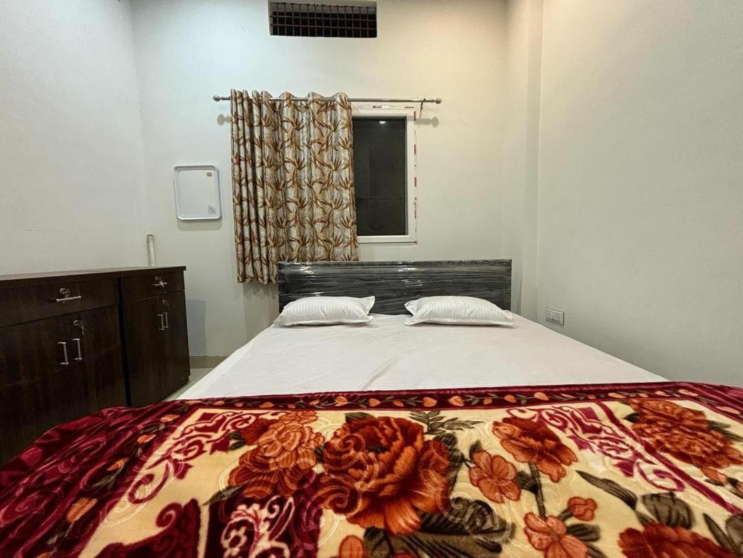 Madhuri Guest House Varanasi Exterior photo